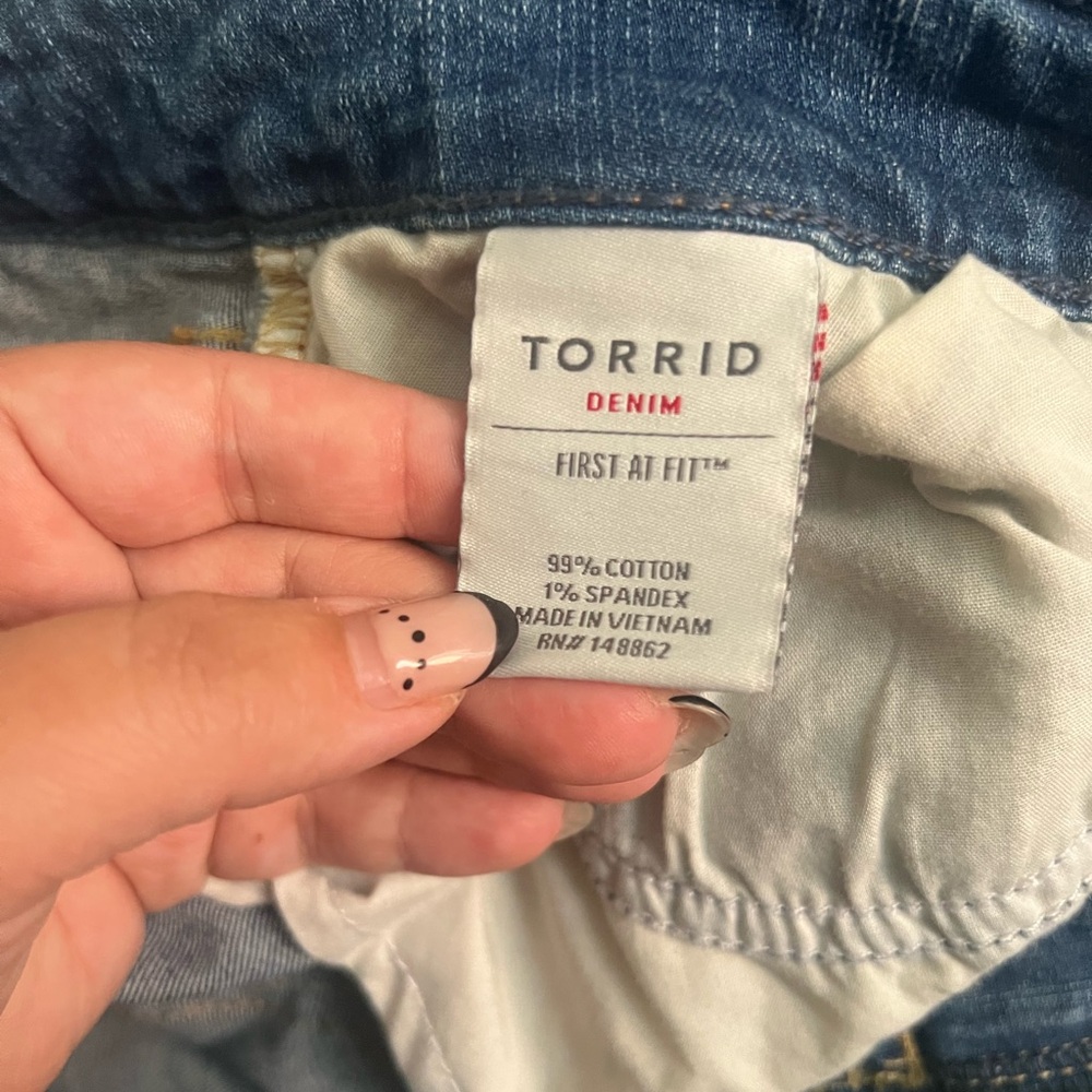Torrid Boyfriend Crop Jeans Size 16 Distressed Ripped Blue Denim - Picture 6 of 6